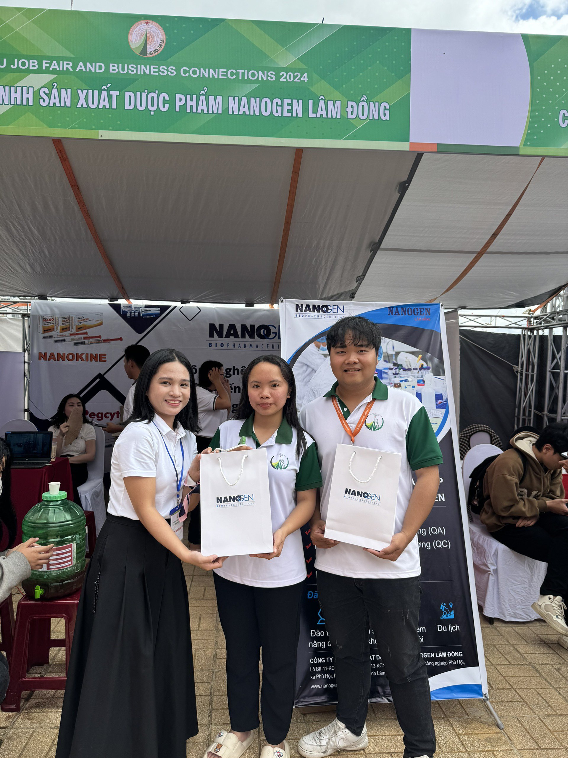 Meaningful gifts were presented to Dalat University’s students.